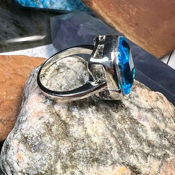 Simulated blue topaz womens size 5.75 ring - Picture 3 of 4